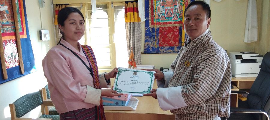 Secretary Awarding certificate